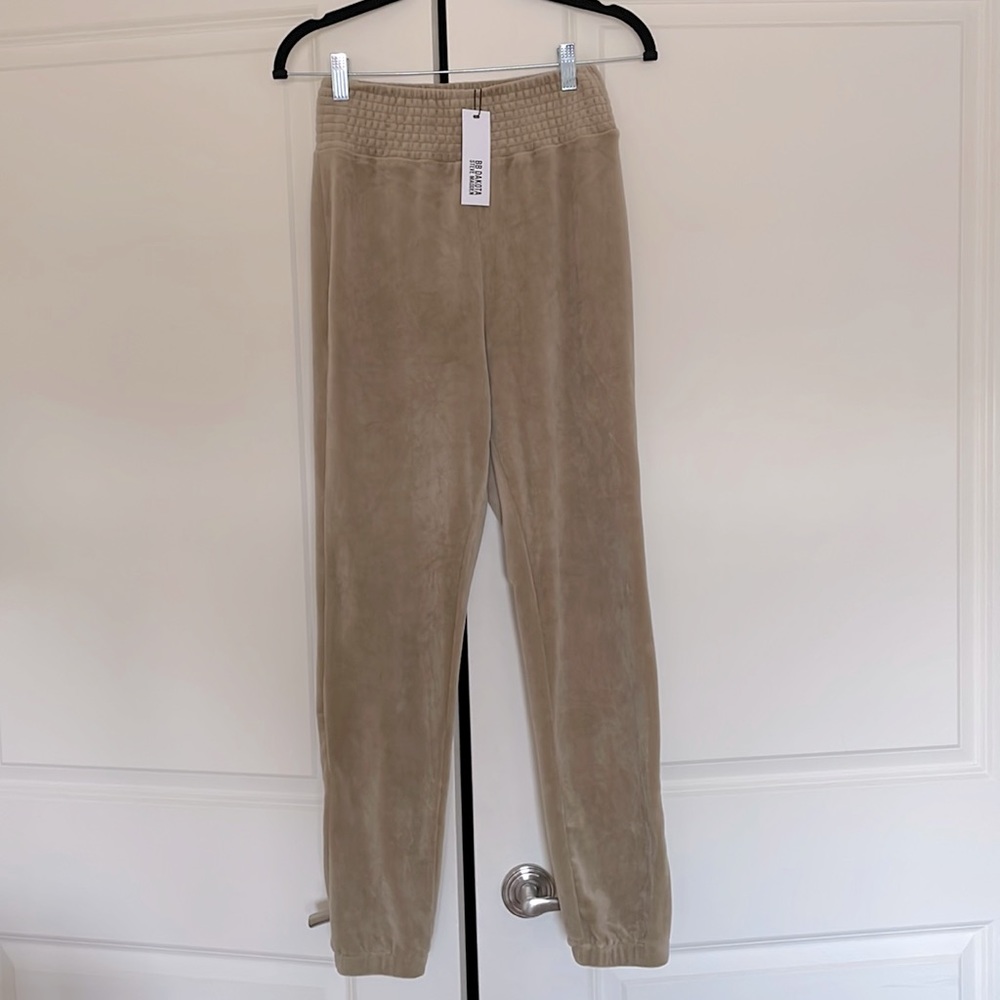 NWT BB Dakota by Steve Madden Velour Joggers in sand size small